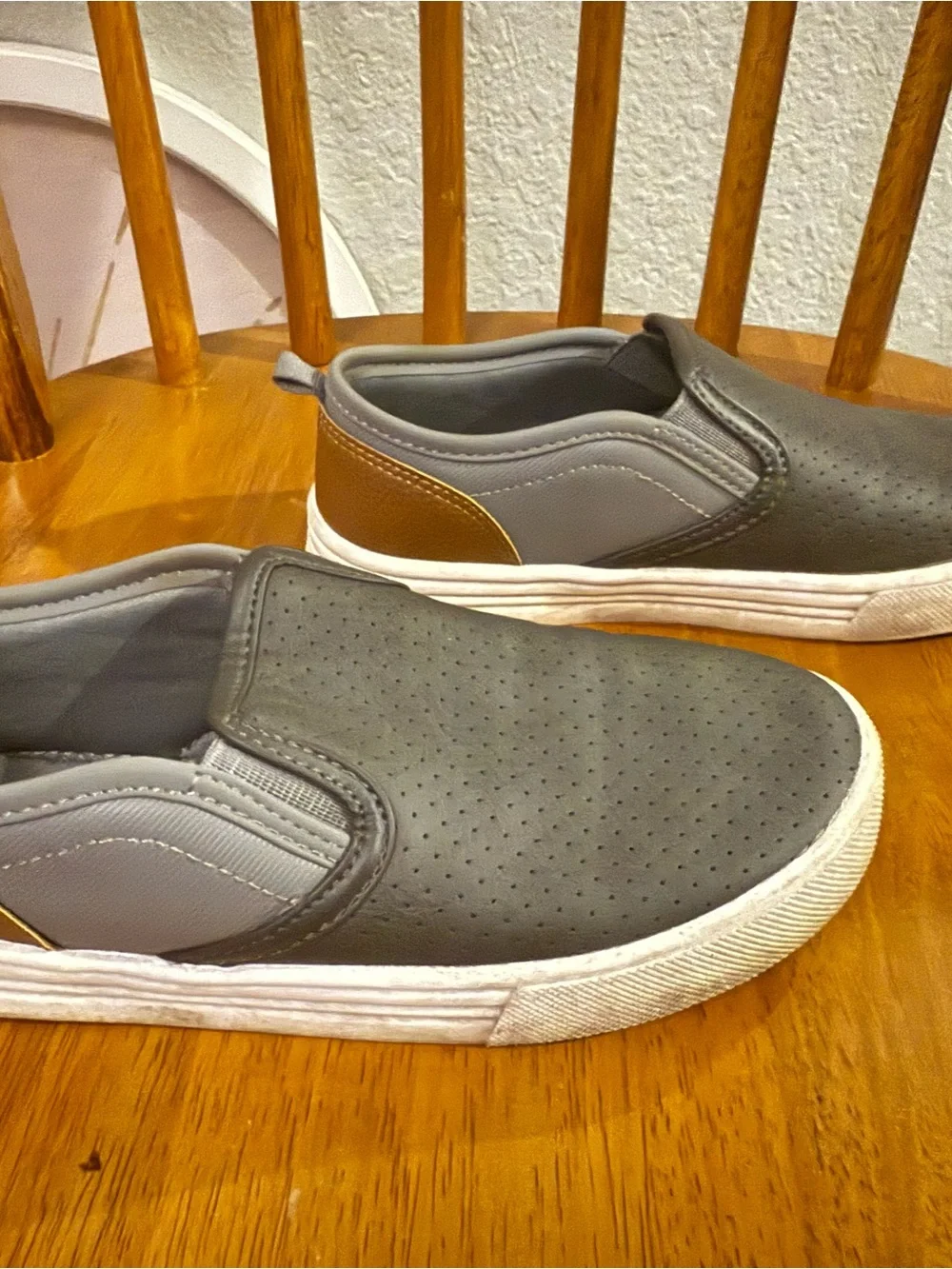 OshKosh B’gosh Kids Gray Slip-On Sneakers – Size 1 – Used